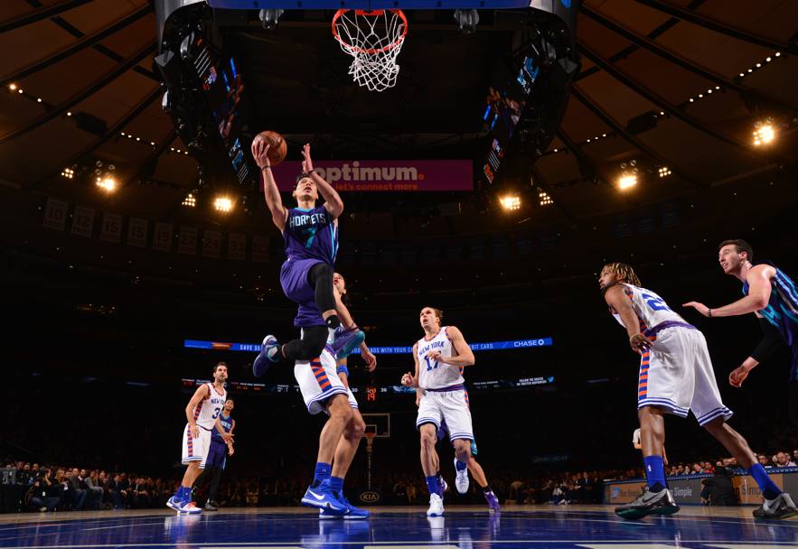 Jeremy Lin dei Charlotte Hornets non trova ostacoli e taglia dritto a canestro contro i New York Knicks (Getty Images)